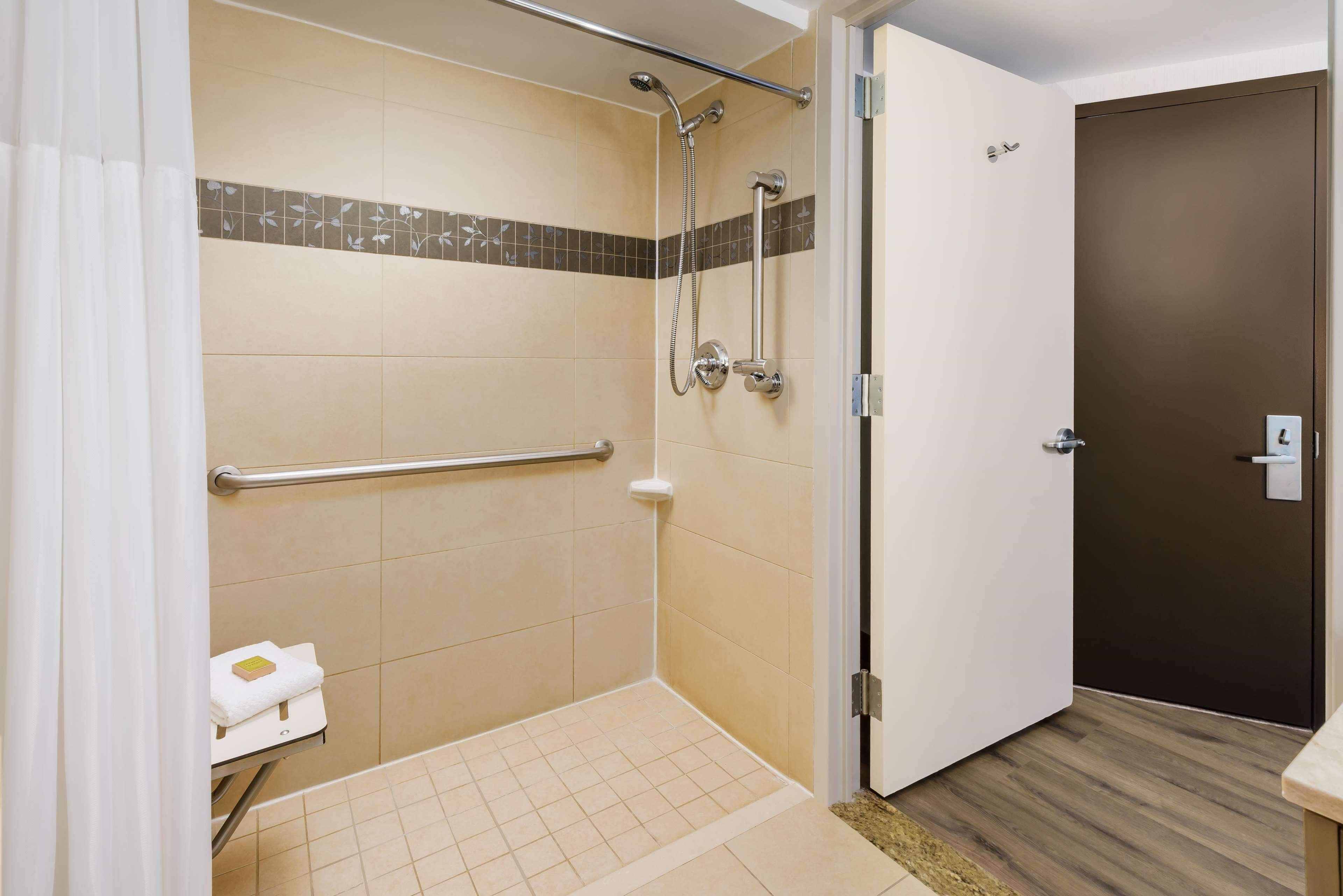 Queen Room Roll Shower Mobility Access or Non-Smoking,1548314518:JPEG