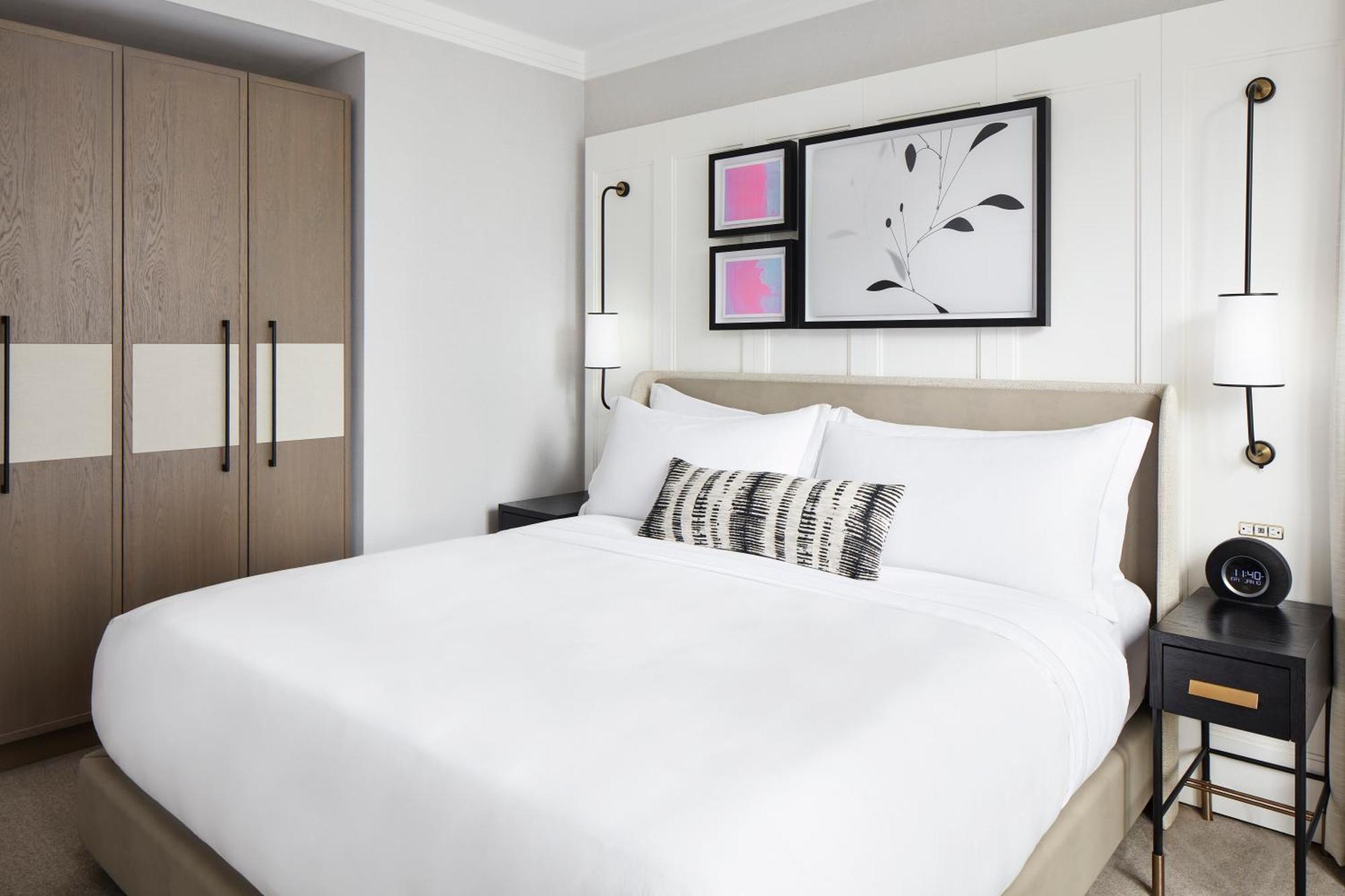 One-Bedroom King Suite Tub Mobility or Hearing Access,1598410199:JPEG