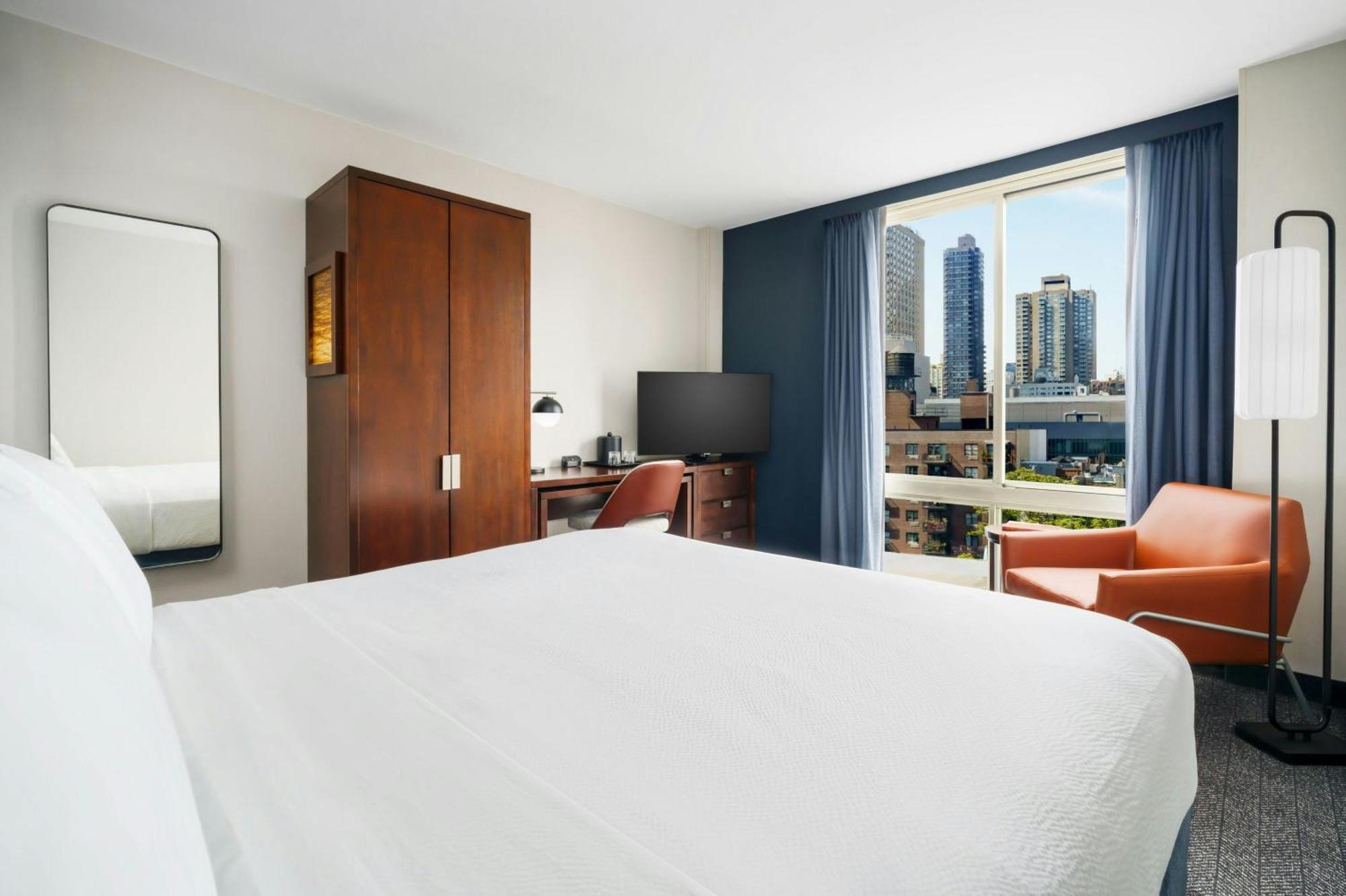 King Room - Mobility and Hearing Accessible with Transfer Shower,1697829629:JPEG
