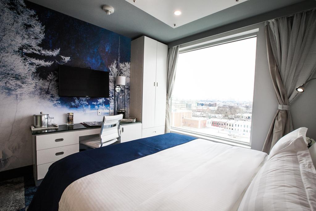 Premium King Room Roll Shower Mobility or Hearing Accessible Non-Smoking,412934772:JPEG