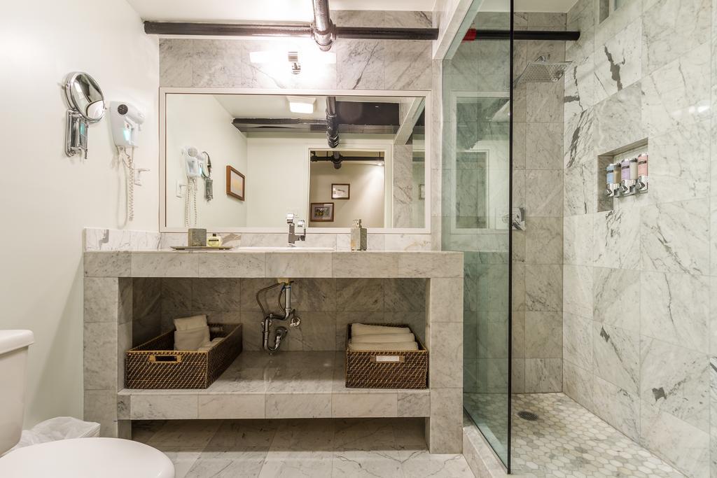 Deluxe Queen Suite Patio Kitchenette
